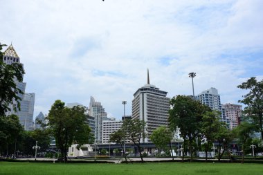 Şehir merkezindeki yeşil boş park