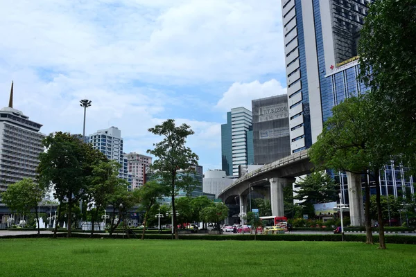 Şehir Merkezi ve yüksek binaların Bangkok ziyaretçilere Park üzerinde 20 Eylül 2018.