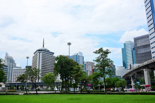 Şehir Merkezi ve yüksek binaların Bangkok ziyaretçilere Park üzerinde 20 Eylül 2018.