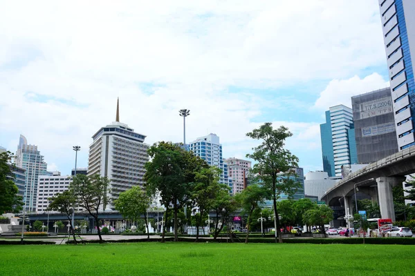 Besökare Till Centrum Och Höga Byggnader Bangkok Från Parken September — Stockfoto