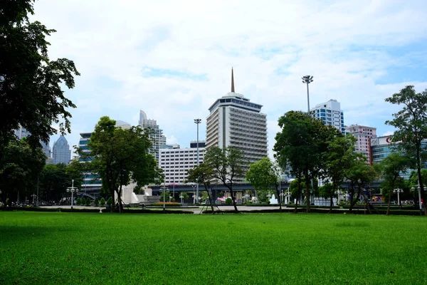 Şehir Merkezi ve yüksek binaların Bangkok ziyaretçilere Park üzerinde 20 Eylül 2018.