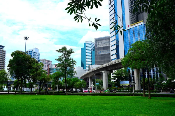 Visitantes Centro Cidade Edifícios Altos Banguecoque Partir Parque Setembro 2018 — Fotografia de Stock