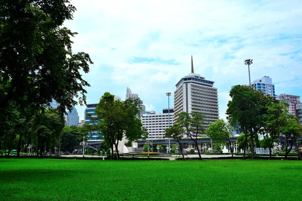 Besökare Till Centrum Och Höga Byggnader Bangkok Från Parken September — Stockfoto