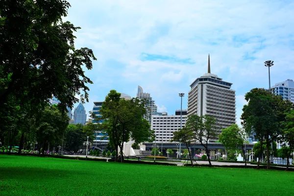 Şehir merkezindeki yeşil boş park