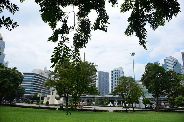 Besökare Till Centrum Och Höga Byggnader Bangkok Från Parken September — Stockfoto