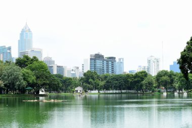 Şehir Merkezi ve yüksek binaların Bangkok ziyaretçilere Park üzerinde 20 Eylül 2018.