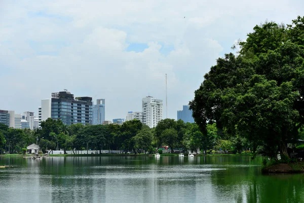 Besökare Till Centrum Och Höga Byggnader Bangkok Från Parken September — Stockfoto