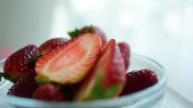 Piyasadan taze çilek. İyi yemek. Yeme, concept.Composition çeşitli organik sebze ve meyve ile diyet sağlıklı. Dengeli beslenme. Beyaz arka plan üzerinde renkli taze meyve.