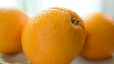 Portakal dilimleri güzel bak. Yakın çekim. Yeme, concept.Composition organik sebze ve meyve çeşitli diyet sağlıklı. Dengeli beslenme. Beyaz arka plan üzerinde renkli taze meyve.