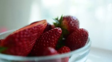 Piyasadan taze çilek. İyi yemek. Yeme, concept.Composition organik sebze ve meyve çeşitli diyet sağlıklı. Dengeli beslenme. Beyaz arka plan üzerinde renkli taze meyve.