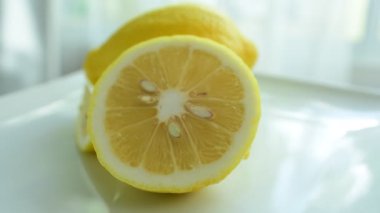 Taze limon yemek iyi piyasadan. Yeme, concept.Composition çeşitli organik sebze ve meyve ile diyet sağlıklı. Dengeli beslenme. Beyaz arka plan üzerinde renkli taze meyve.