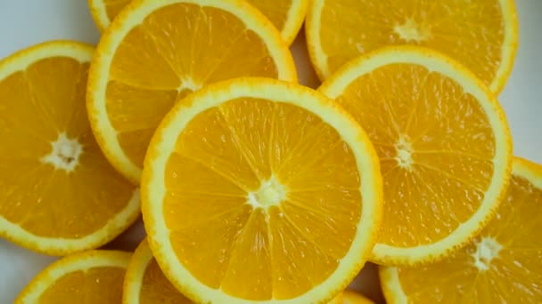 オレンジのスライスに見えるおいしい クローズ アップ 健康を食べること 有機野菜と果物の様々 Concept Composition をダイエットします バランスの取れた食事 白地にカラフルな新鮮な果物 — ストック動画