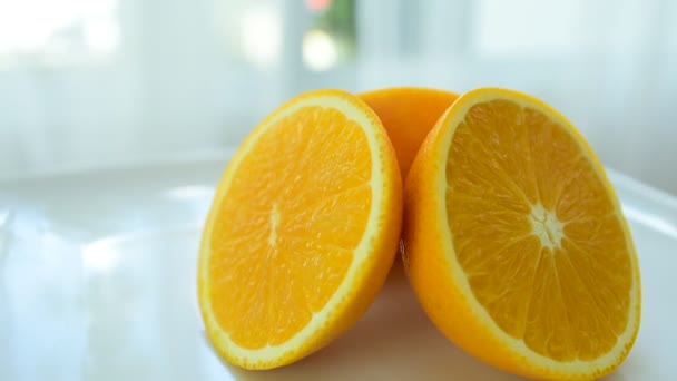 オレンジのスライスに見えるおいしい クローズ アップ 健康を食べること 有機野菜と果物の様々 Concept Composition をダイエットします バランスの取れた食事 白地にカラフルな新鮮な果物 — ストック動画