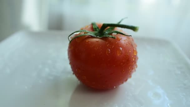 Tomates Vermelhos Frescos Com Gotas Água Sobre Pele Tomato Misture — Vídeo de Stock
