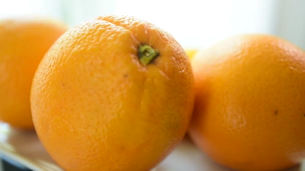 橙色切片看起来很好吃 关门了健康饮食 节食理念 与各种有机蔬菜和水果组成 均衡的饮食 彩色新鲜水果白色背景 — 图库视频影像