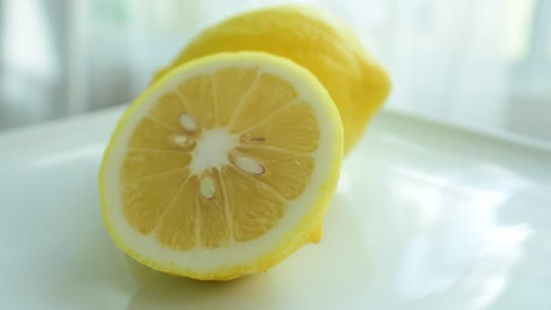 レモン市場よく食べるから 健康を食べること 有機野菜と果物の様々 Concept Composition をダイエットします バランスの取れた食事 白地にカラフルな新鮮な果物 — ストック動画