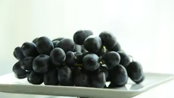 Primer Plano Uvas Frescas Plato — Vídeo de stock