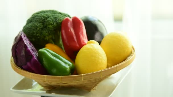 ミックス フルーツ 新鮮な果物をクローズ アップ 健康を食べる ダイエット盛り合わせ生有機 Veget Conceptcomposition — ストック動画