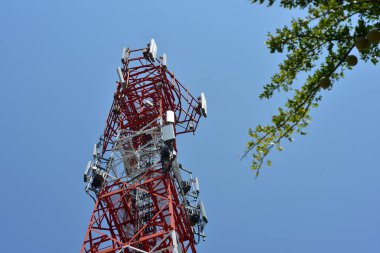 Kablosuz iletişim anteni ile parlak gökyüzü. Telekomünikasyon kule mavi gökyüzü ile antenler ile.