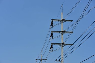 Yüksek güçlü tower güç iletim sistemi. Yüksek gerilim iletim line.high gerilim kutup güç iletim sistemi ile gökyüzü arka plan görüntüsü. Yüksek gerilim kule mavi gökyüzü arka plan.