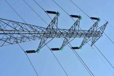 Yüksek güçlü tower güç iletim sistemi. Yüksek gerilim iletim line.high gerilim kutup güç iletim sistemi ile gökyüzü arka plan görüntüsü. Yüksek gerilim kule mavi gökyüzü arka plan.