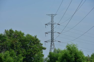 Yüksek güçlü tower güç iletim sistemi. Yüksek gerilim iletim line.high gerilim kutup güç iletim sistemi ile gökyüzü arka plan görüntüsü. Yüksek gerilim kule mavi gökyüzü arka plan.