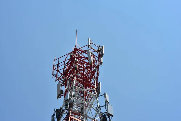 Trådlös Kommunikation Antennen Med Ljusa Himlen Telekommunikationen Står Hög Med — Stockfoto