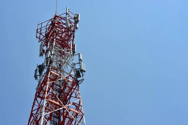 Vezeték Nélküli Kommunikációs Antenna Világos Égbolt Távközlési Torony Antennák Kék — Stock Fotó