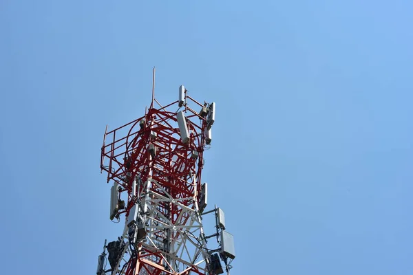 Trådlös Kommunikation Antennen Med Ljusa Himlen Telekommunikationen Står Hög Med — Stockfoto
