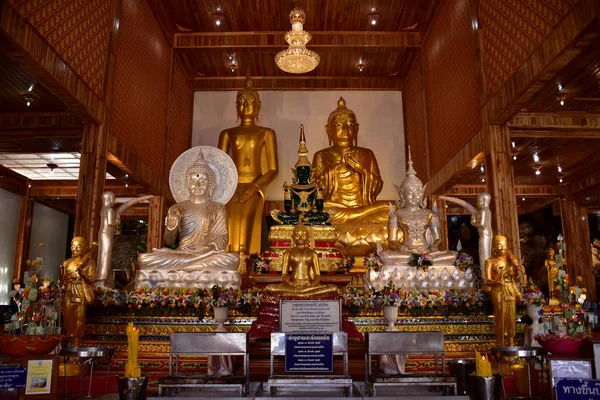 泰国曼谷古老的黄金佛教寺庙 佛教寺庙内的神社 一个美丽的寺庙 在泰国有晴朗的天空 寺庙建于许多年前与独特的泰国风格 — 图库照片