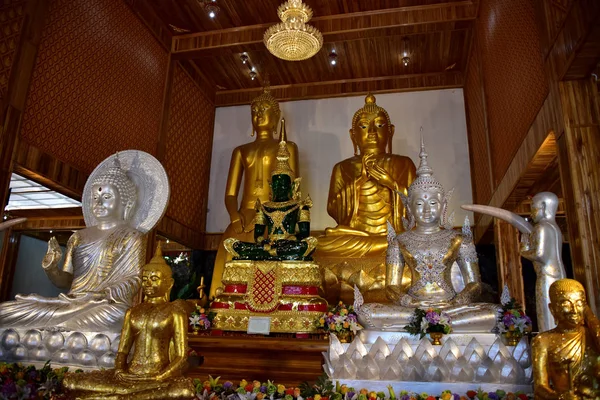 古い黄金の寺院バンコクの仏教寺院の内部 Thailand Shrine タイで 青空の美しい寺院 タイのユニークなスタイルを持つ多くの年前に建てられた寺 — ストック写真