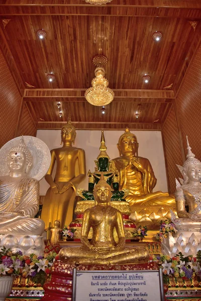 泰国曼谷古老的黄金佛教寺庙 佛教寺庙内的神社 一个美丽的寺庙 在泰国有晴朗的天空 寺庙建于许多年前与独特的泰国风格 — 图库照片