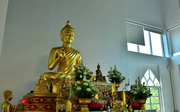 泰国曼谷古老的黄金佛教寺庙 佛教寺庙内的神社 一个美丽的寺庙 在泰国有晴朗的天空 寺庙建于许多年前与独特的泰国风格 — 图库照片