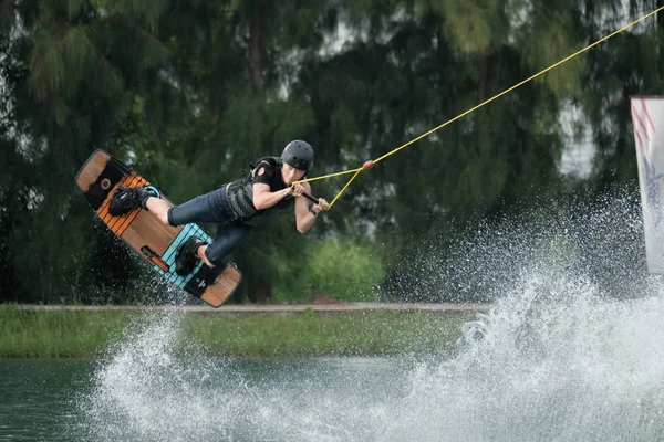 若い選手のタイは 2018 日にウェイク公園運河 Sportwater ボードを練習しています — ストック写真