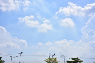 Mavi gökyüzünde beyaz bulutlar