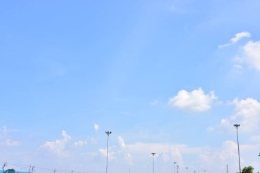 Mavi gökyüzünde beyaz bulutlar