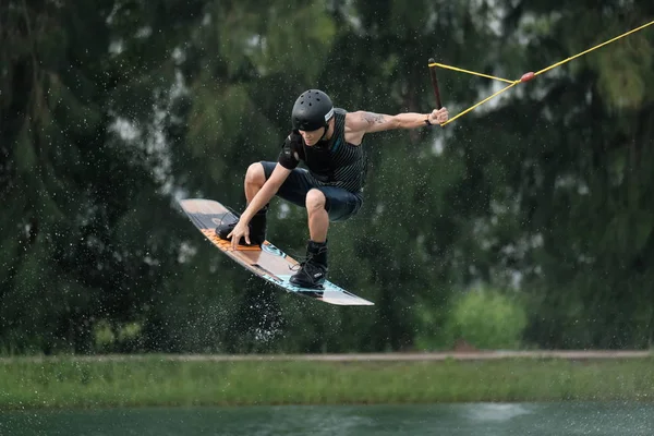 Młodego Sportowca Tajlandii Jest Praktykowanie Sportpontony Zarządu Wake Park Canal — Zdjęcie stockowe