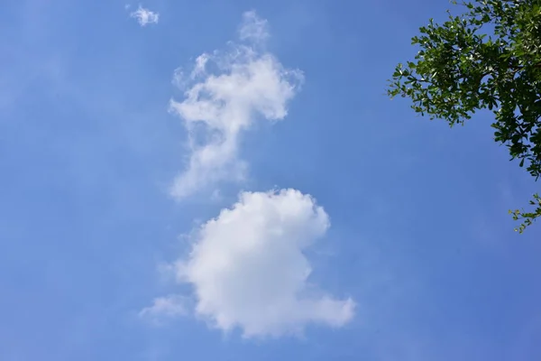 Nuvole Bianche Nel Cielo Blu — Foto Stock