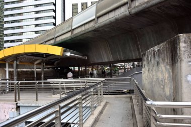 Büyük şehirdeki köprünün manzarası