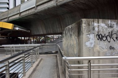 Büyük şehirdeki köprünün manzarası