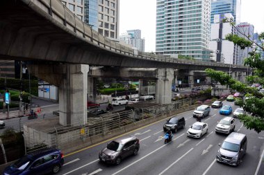 Büyük şehirde köprü yakınında araba trafiği