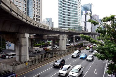 Büyük şehirde köprü yakınında araba trafiği