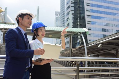 Projeyi iade etmek için mühendis Başkanı. Portre profesyonel mühendis. Asyalı erkek yüklenici mühendis portresi. Asya yüklenici mühendis portresi.