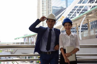 iki mimar inşaat sitesinde