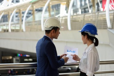 Projeyi iade etmek için mühendis Başkanı. Portre profesyonel mühendis. Asyalı erkek yüklenici mühendis portresi. Asya yüklenici mühendis portresi.