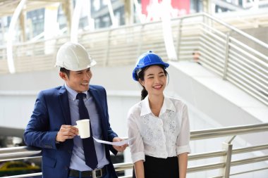 İşbirliği ve birlikte bir ekip olarak çalışmaya katılıyorum. Projeyi iade etmek için mühendis Başkanı. Portre profesyonel mühendis