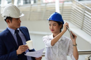 İşbirliği ve birlikte bir ekip olarak çalışmaya katılıyorum. Projeyi iade etmek için mühendis Başkanı. Portre profesyonel mühendis