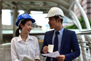 İşbirliği ve birlikte bir ekip olarak çalışmaya katılıyorum. Projeyi iade etmek için mühendis Başkanı. Portre profesyonel mühendis