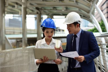 İşbirliği ve birlikte bir ekip olarak çalışmaya katılıyorum. Projeyi iade etmek için mühendis Başkanı. Portre profesyonel mühendis