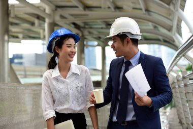 Projeyi iade etmek için mühendis Başkanı. Portre profesyonel mühendis. Asyalı erkek yüklenici mühendis portresi. Asya yüklenici mühendis portresi.